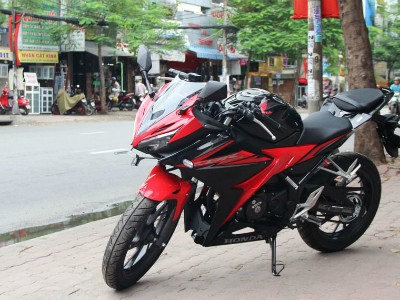 Honda CBR150R 2018 tem màu đỏ-đen mới tại một đại lý ở quận Bình Thạnh, TP HCM.
