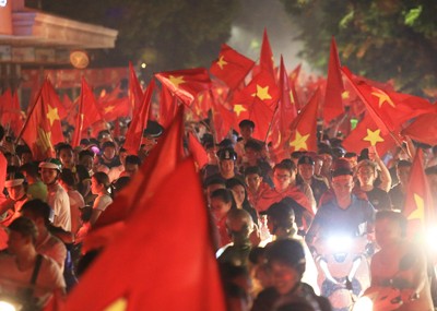 Đường phố Hà Nội tràn ngập màu đỏ sau trận tuyển Olympic Việt Nam thắng Olympic Syria tối 27/8. Ảnh: Gia Chính.