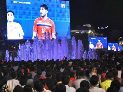 Điểm xem bóng đá màn hình lớn tại phố đi bộ Nguyễn Huệ, TP HCM, đêm diễn ra trận Việt Nam - Syria. Ảnh: Hữu Khoa.