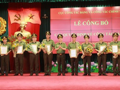 Thứ trưởng Nguyễn Văn Sơn trao quyết định cho các đồng chí giữ chức Phó Cục trưởng Cục Công tác Đảng và công tác chính trị.