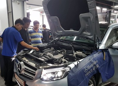 Khách hàng nối ống thở cho GLC tại một đại lý Mercedes ở Sài Gòn.