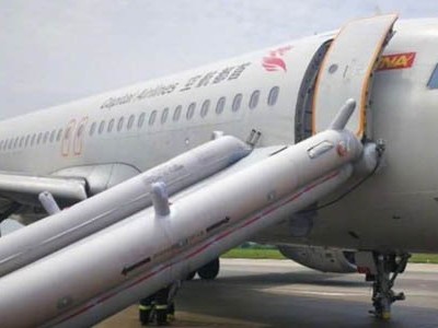 Máy bay của hãng Capital Airlines hạ cánh khẩn cấp xuống sân bay Thâm Quyến hôm nay. Ảnh: Weibo.