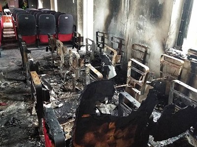 Hầu hết ghế và các thiết bị trong Hội trường UBND xã Hải Lộc bị cháy rụi. Ảnh: Lam Sơn.