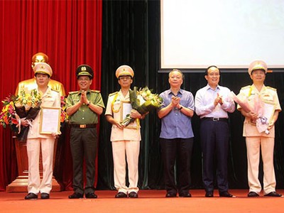 Lãnh đạo TP Hà Nội trao quyết định bổ nhiệm cho ba tân phó giám đốc công an TP. Ảnh: Thanh Sơn.