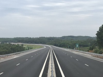 Cao tốc Đà Nẵng-Quảng Ngãi là dự án có quy mô lớn nhất của Bộ GTVT ở khu vực Nam Trung Bộ thời điểm hiện tại. Ảnh: VGP/Phan Trang.