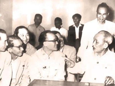 Trong các bài viết, nói chuyện, Chủ tịch Hồ Chí Minh nhiều lần nhấn mạnh đến đổi mới. Trong ảnh: Bác Hồ nói chuyện với các đại biểu tham gia Hội nghị Chính trị đặc biệt.