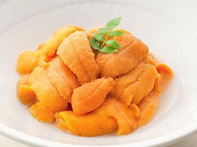 Trứng nhum Nhật - loại hải sản đang được giới nhà giàu chuộng mua về ăn.