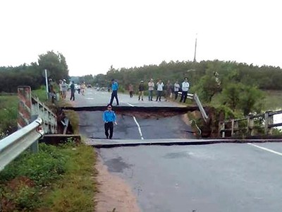 Cầu sập khiến tỉnh lộ bị chia cắt. Ảnh: Tư Huynh.