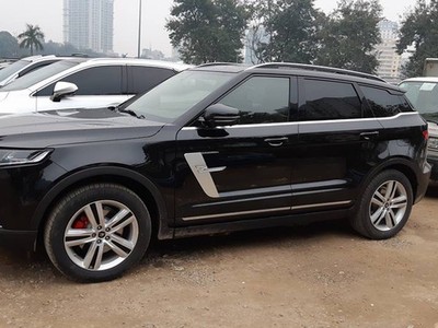 Một chiếc xế hộp Trung Quốc nhái thương hiệu xe hạng sang bán tại Việt Nam..