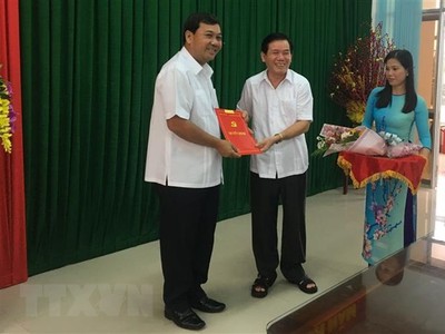 Đồng chí Kim Ngọc Thái (trái) nhận Quyết định chuẩn y Phó Bí thư Tỉnh ủy Trà Vinh. (Ảnh: Thanh Hòa/TTXVN)