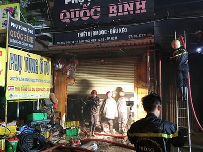 Cảnh sát dập lửa tại hiện trường. Ảnh: Sơn Hòa.