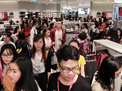 Khách hàng chen chân mua sắm trong ngày H&M ra mắt cửa hàng tại Hà Nội năm ngoái. Ảnh: Anh Tú