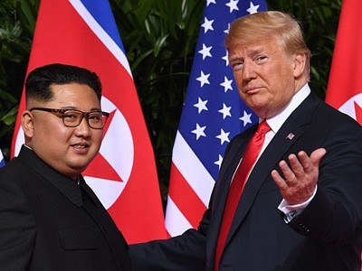 Lãnh đạo Triều Tiên và Tổng thống Mỹ tại hội nghị thượng đỉnh ở Singapore hồi tháng 6. Ảnh: AFP.