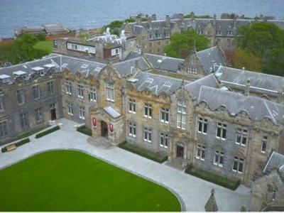 Ngôi trường nơi cô gái theo học. Ảnh: Indiatimes.