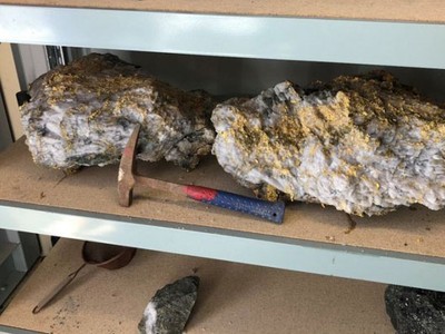 Những tảng đá thạch anh nạm vàng được các thợ mỏ khai quật mới đây. (Nguồn: Fortune)