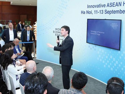 Thuyết trình về Internet vạn vật tại WEF ASEAN. Ảnh: TTXVN