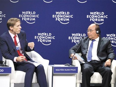 Việt Nam đang muốn viết dài câu chuyện về một điểm đến đầu tư, đối tác kinh doanh tin cậy trên hành trình đi cùng ASEAN và thế giới. Trong ảnh: Thủ tướng Chính phủ Nguyễn Xuân Phúc (bên phải) và Giám đốc WEF khu vực châu Á Justin Wood trao đổi tại phiên thảo luận toàn thể về tầm nhìn mới khu vực Mekong trong khuôn khổ WEF ASEAN 2018. Ảnh: Khánh Chi.