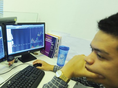 Áp lực cạnh tranh đang đè nặng lên các công ty chứng khoán nội.