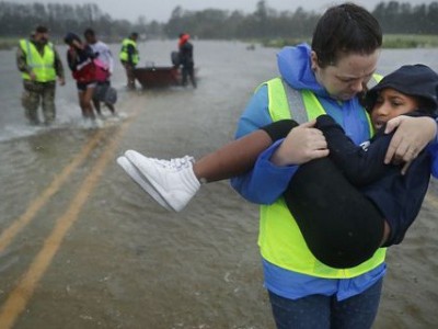 Nhân viên cứu hộ hỗ trợ người dân. Ảnh: AFP.