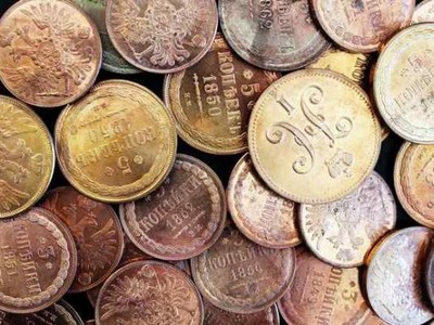 Những đồng xu vàng đã bị đánh tráo thành 3 chiếc cờ lê và 1 chiếc dập ghim. (Nguồn: Crime Russia)