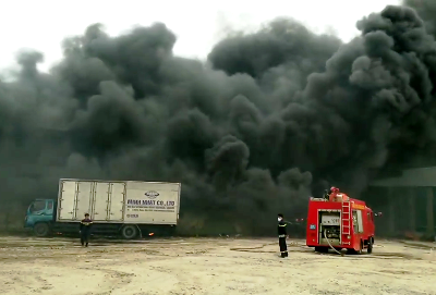 Biển khói bao trùm hơn 1.000 m2 kho tái chế nhựa phế liệu, khu công nghiệp phố Nối. Ảnh: CTV