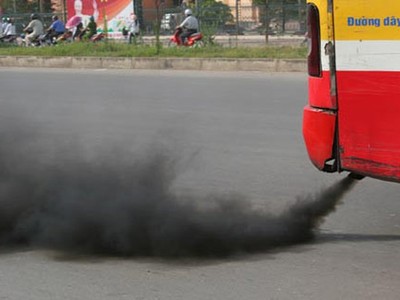 Trong quá trình hoạt động, các phương tiện giao thông thải lượng lớn các chất như: NO2, bụi, CO, hơi xăng, dầu... vào môi trường, gây ô nhiễm, ảnh hưởng đến sức khỏe của con người.