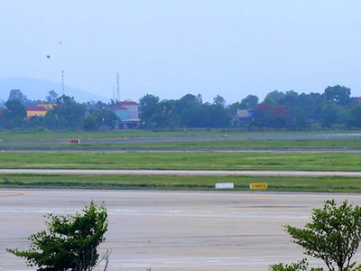 Đường băng sân bay Nội Bài đang bị hư hỏng. Ảnh: Bá Đô