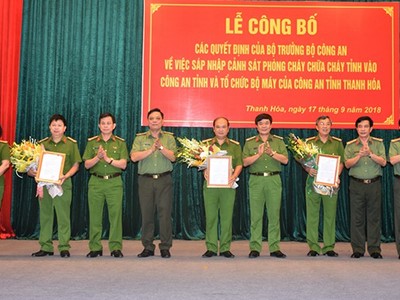 Thiếu tướng Nguyễn Hải Trung - Giám đốc Công an tỉnh Thanh Hóa trao Quyết định và tặng hoa chúc mừng các đồng chí Phó Giám đốc.