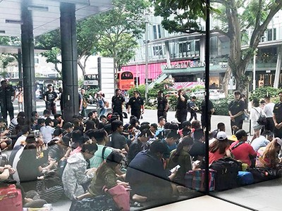 Nhiều người, trong đó phần đông từ Việt Nam, đã xếp hàng trước Apple Store Singapore sớm một ngày để mua iPhone Xs.