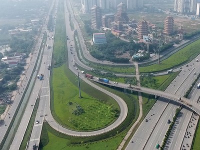 Hạ tầng giao thông mới chỉ phát triển mạnh ở khu vực nội đô TP.HCM, còn giao thông liên kết vùng chưa phát triển.