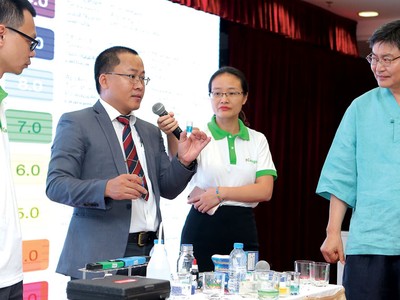 Các chuyên gia thuộc Viện Nghiên cứu và Ứng dụng Kangaroo giới thiệu công nghệ tạo nước Hydrogen .