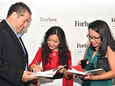 “Vượt lên người khổng lồ” là cuốn sách đầu tiên của một tác giả Việt Nam được ForbesBooks lựa chọn xuất bản và ra mắt tại New York.