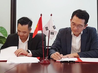 Sản phẩm của Tập đoàn An Phát Holdings đã trở nên thân thuộc tại thị trường châu Âu, Mỹ, Nhật Bản, Hàn Quốc, Singapore, Đài Loan, Phillipines… 
Trong ảnh: Tổng giám đốc Tập đoàn An Phát Đinh Xuân Cường ký hợp tác với đối tác Hàn Quốc.