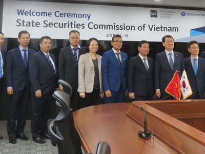 Mở rộng hợp tác quốc tế và tìm kiếm những giải pháp nâng tầm thị trường luôn là công việc được Ủy ban Chứng khoán Nhà nước đặc biệt quan tâm
Trong ảnh: Nhà quản lý làm việc tại Tập đoàn Shinhan Bank, Hàn Quốc trong chuỗi sự kiện xúc tiến đầu tư vào Việt Nam, tháng 4/2018