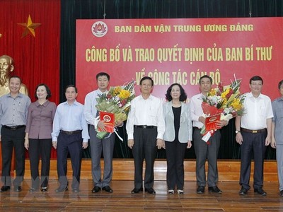 Trưởng Ban Dân vận Trung ương Trương Thị Mai với các đại biểu tại buổi lễ. (Ảnh: Văn Điệp/TTXVN).