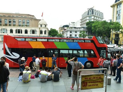 Xe buýt 2 tầng được sử dụng làm phương tiện phục vụ khách du lịch nội thành Hà Nội.