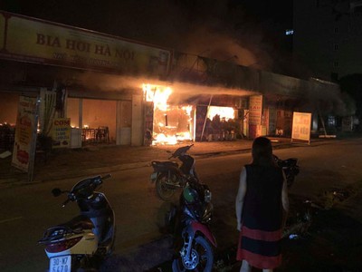 Đám cháy gây ảnh hưởng tới 4 cửa hàng.