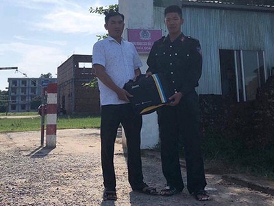 Chiến sĩ Vũ trả lại túi xách cho anh Công. 