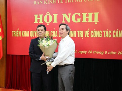 Ông Nguyễn Văn Bình tặng hoa chúc mừng tân Phó Bí thư Thường trực Tỉnh uỷ Thái Bình.