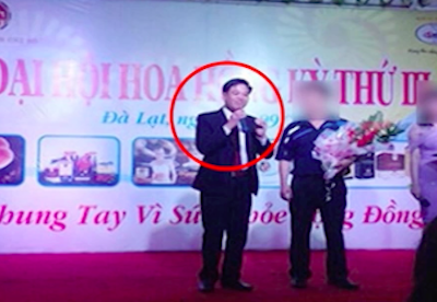 Bị can Nguyễn Thế Anh (bìa trái) trong một hoạt động của công ty. Ảnh chụp màn hình. 