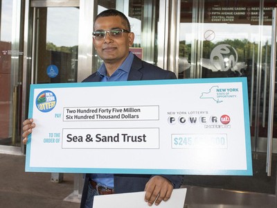 Nandlall Mangal với tấm séc tượng trưng của ông. (Nguồn: NYP).