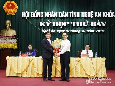 Đồng chí Nguyễn Xuân Sơn, Phó Bí thư Thường trực Tỉnh ủy, Chủ tịch HĐND tỉnh Nghệ An chúc mừng đồng chí Thái Thanh Quý. Ảnh báo Nghệ An.