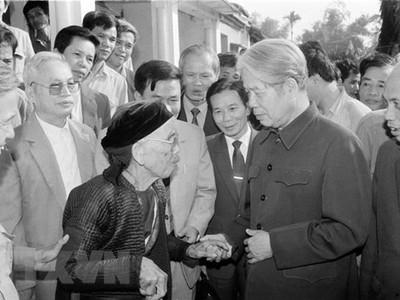 Tổng Bí thư Đỗ Mười nói chuyện thân mật với nhân dân xã Lê Lợi, huyện Thường Tín (Hà Tây cũ), ngày 1/11/1992. (Ảnh: Xuân Lâm/TTXVN)