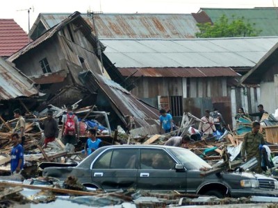 Người dân Palu tìm lại đồ đạc sau động đất. Ảnh: RTE..