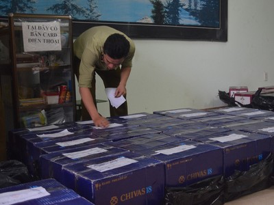 Lực lượng chức năng bắt giữ lô rượu ngoại không rõ trong container đi qua địa phận Đà Nẵng.