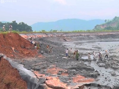 Hiện trường hồ chứa chất thải độc hại của nhà máy phân đạm Lào Cai bị vỡ. Ảnh: Thanh Tuấn.