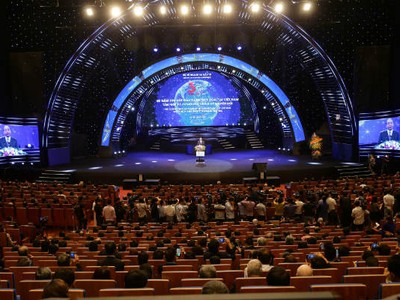 Thủ tướng Chính phủ Nguyễn Xuân Phúc phát biểu chỉ đạo tại Hội nghị 30 năm tổng kết thu hút đầu tư nước ngoài tại Việt Nam diễn ra tại Hà Nội hôm nay, 4/10.