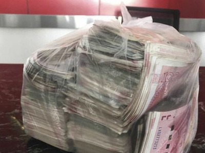 Túi tiền mặt đựng đầy những tờ 100 Nhân dân tệ mà cô Li nhặt được trong đống rác. (Nguồn: SCMP).