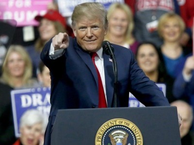 Tổng thống Mỹ Donald Trump trong một cuộc diễn thuyết trước người ủng hộ. Ảnh: Realpolitics.