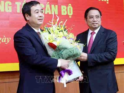 Đồng chí Phạm Minh Chính, Ủy viên Bộ Chính trị, Bí Thư Trung ương Đảng, Trưởng Ban Tổ chức Trung ương chúc mừng đồng chí Ngô Đông Hải.